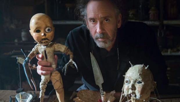 Tim Burton tient une poupée de son dernier film Miss Peregrine et les enfants particuliers