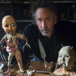Tim Burton tient une poupée de son dernier film Miss Peregrine et les enfants particuliers