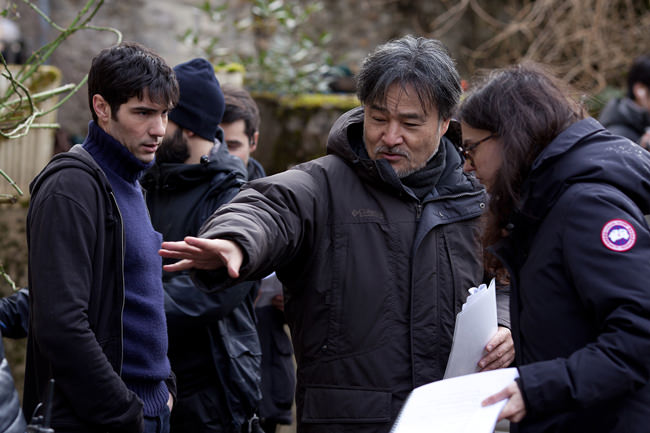 Kiyoshi Kurosawa sur le tournage du Secret de la chambre noire