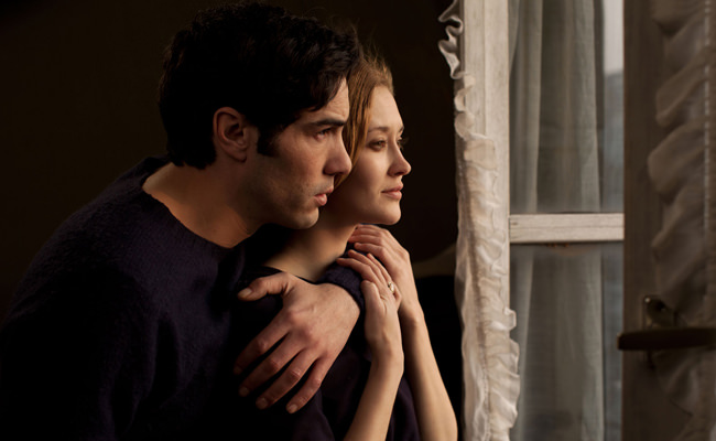 Tahar Rahim et Constance Rousseau dans Le Secret de la chambre noire de Kiyoshi Kurosawa